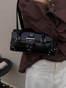 Sac sous le bras en cuir ciré noir brillant avec rivets argentés et boucles en métal