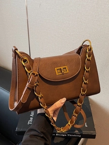 Sac à bandoulière marron rétro avec chaîne dorée et fermeture à fermoir tournant élégant