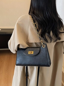 Sac à bandoulière chic en cuir mat noir avec chaîne dorée et boucle pour femmes