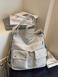 Große Canvas Umhängetasche in Hellgrau mit doppelten Vordertaschen und breitem Gurt