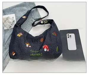 Détails du grand sac en denim avec broderies de forêt colorées et référence de téléphone