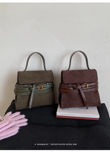 Vista detallada de los bolsos de ante esmerilado verde oliva y marrón con hebilla dorada