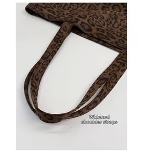 Détail des bandoulières élargies d'un sac cabas à imprimé léopard pour le confort