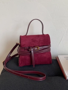 Bolso de mano vintage en ante burdeos con hebilla dorada y correa de hombro ajustable