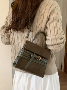 Bolso de mano retro en ante verde oliva con herrajes dorados y correa de cuero ajustable