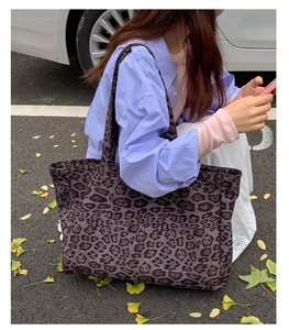 Détail de texture du sac cabas en velours léopard avec une tenue décontractée d'automne