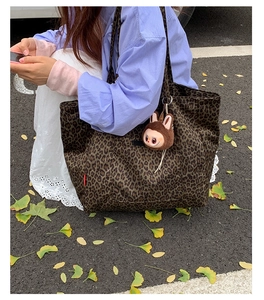 Sac fourre-tout léopard en toile avec charm en peluche mignon et détail d'étiquette rouge