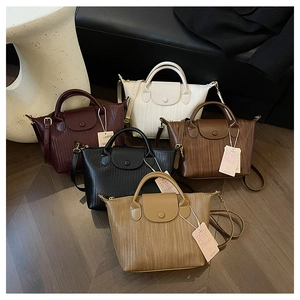 Collezione dettagliata di cinque borse in pelle intrecciata in bordeaux, nero e beige