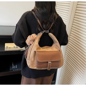 Vista posteriore di una modella con borsa tote in pelle scamosciata marrone con tasca a contrasto
