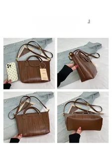 Dettaglio dei quattro lati della borsa tote in ecopelle marrone scuro con trama fine