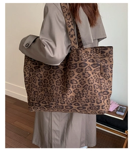 Détails du sac cabas en velours côtelé imprimé léopard avec de larges bretelles