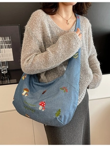 Sac fourre-tout en denim bleu avec broderie forêt colorée et large bandoulière