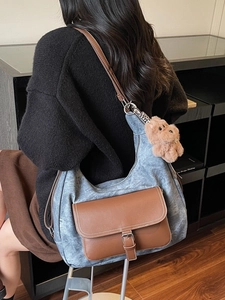 Borsa tote in denim blu con tasca in pelle marrone e ciondolo a forma di orsetto