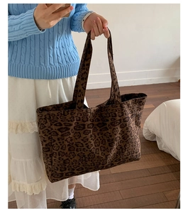 Détail du sac cabas vintage à imprimé léopard en tissu suédine de haute qualité