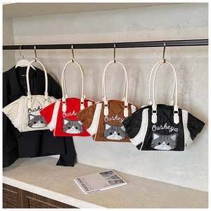 Borsa tote in cotone trapuntato con ricamo a gatto e dettagli in pile morbido