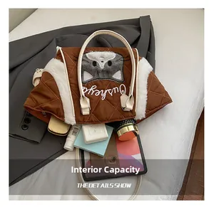 Dettaglio della grande capacità interna della borsa tote trapuntata marrone con ricamo gatto