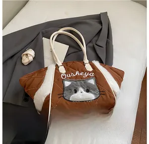 Dettaglio borsa tote in nylon trapuntato con bordo in pelliccia sintetica e gatto ricamato