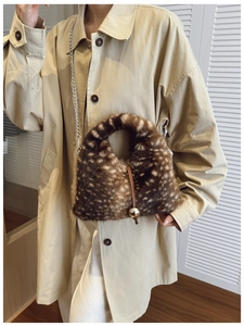 Détail du sac en fausse fourrure pelucheuse à taches brunes, perle dorée et chaîne