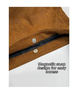 Détail de la fermeture magnétique sur un sac cabas en daim à imprimé léopard