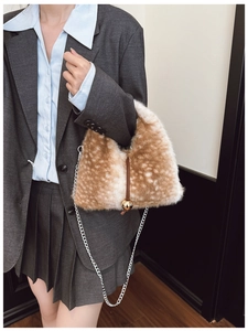 Détail du sac bandoulière en fausse fourrure avec chaîne et poignée à bille dorée