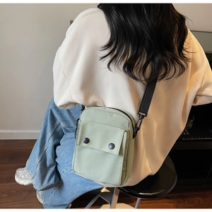 Borsa a tracolla verde salvia in tela con fibbie nere e cinghia regolabile in nylon