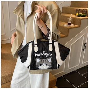 Dettaglio della borsa trapuntata con patch gatto in peluche e ricamo Ousheya stile urbano