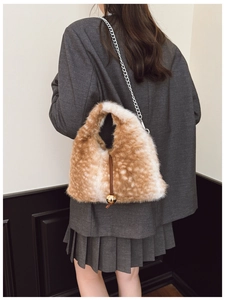 Détail du sac en peluche à motif cerf en fausse fourrure avec breloque dorée chic