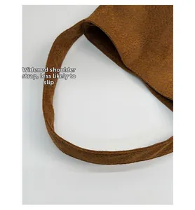 Détail de la bandoulière large antidérapante du sac cabas rétro couleur caramel