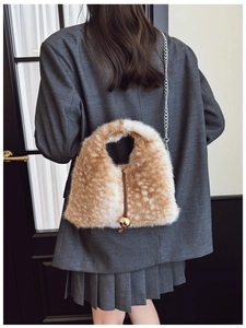Détail du sac à main en peluche à motif cerf avec chaîne argentée et boules dorées