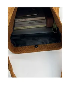 Intérieur spacieux du sac cabas léopard avec fermoir magnétique et poche zippée