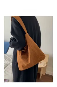 Présentation du grand sac cabas léopard avec une texture en daim souple et un style hobo