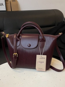 Elegante borsa a tracolla rosso vino con trama intrecciata e dettagli dorati