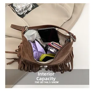 Vista interna che mostra la capacità della borsa tote in pelle scamosciata marrone