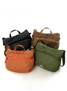 Sacs messagers en nylon quadrillé imperméable en noir, marron, orange et vert