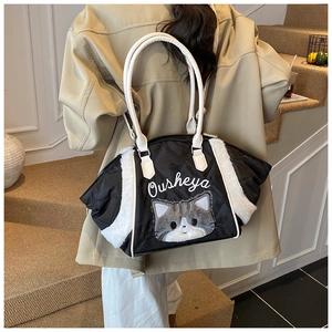 Dettaglio della borsa tote trapuntata con ricamo a gatto, pelliccia e scritta Ousheya