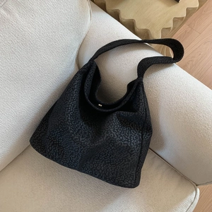 Vue détaillée du tissu à imprimé léopard noir sur un grand sac à bandoulière hobo