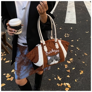 Dettaglio della borsa tote in nylon trapuntato con bordo in peluche e ricamo gatto in stile autunno