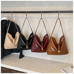 Sacs cabas minimalistes en similicuir beige, noir, bordeaux et marron avec détail boule dorée