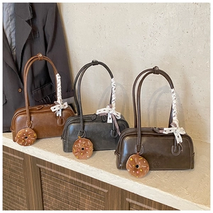 Trois sacs baguette rétro en marron et gris avec breloque donut et foulards en soie