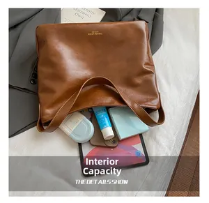 Vue détaillée de l'intérieur d'un grand sac cabas en cuir marron montrant sa capacité
