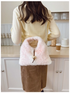 Détail du sac en fausse fourrure dégradé rose et blanc avec chaîne en métal et cordon
