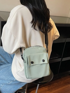 Borsa a tracolla minimalista in tela verde chiaro con tracolla regolabile nera per sport
