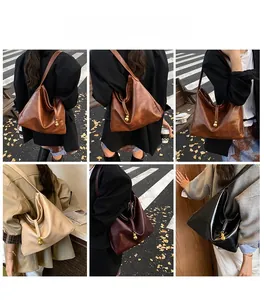 Détails du grand sac cabas vintage en cuir souple avec pendentif doré en forme de gourde