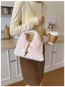 Sac bandoulière en fausse fourrure rose et blanc avec boule dorée et chaîne argentée