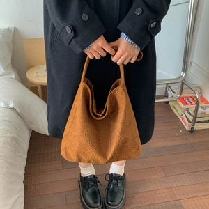 Détail du grand sac cabas à imprimé léopard avec texture daim et larges anses souples