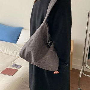 Détail du grand sac cabas gris foncé avec imprimé léopard et bandoulière large en velours