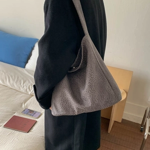 Détail du sac cabas léopard gris montrant la texture suédée et la grande capacité