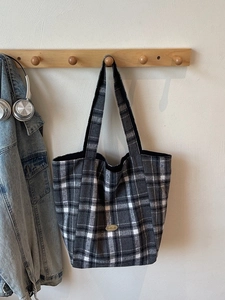 Classic plaid tote bag in grey and white canvas with a vintage metal nameplate detail