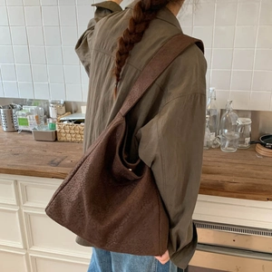 Gros plan d'un sac en cuir marron foncé à imprimé léopard dans une cuisine chaleureuse