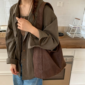 Détail macro du tissu à motif léopard marron foncé sur un grand sac à bandoulière
